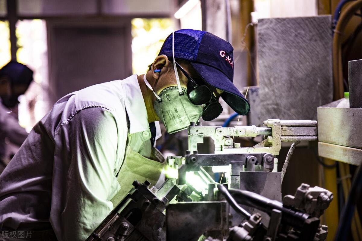 铆工报考条件及难度_实用的铆工工具图片_铆工工作内容