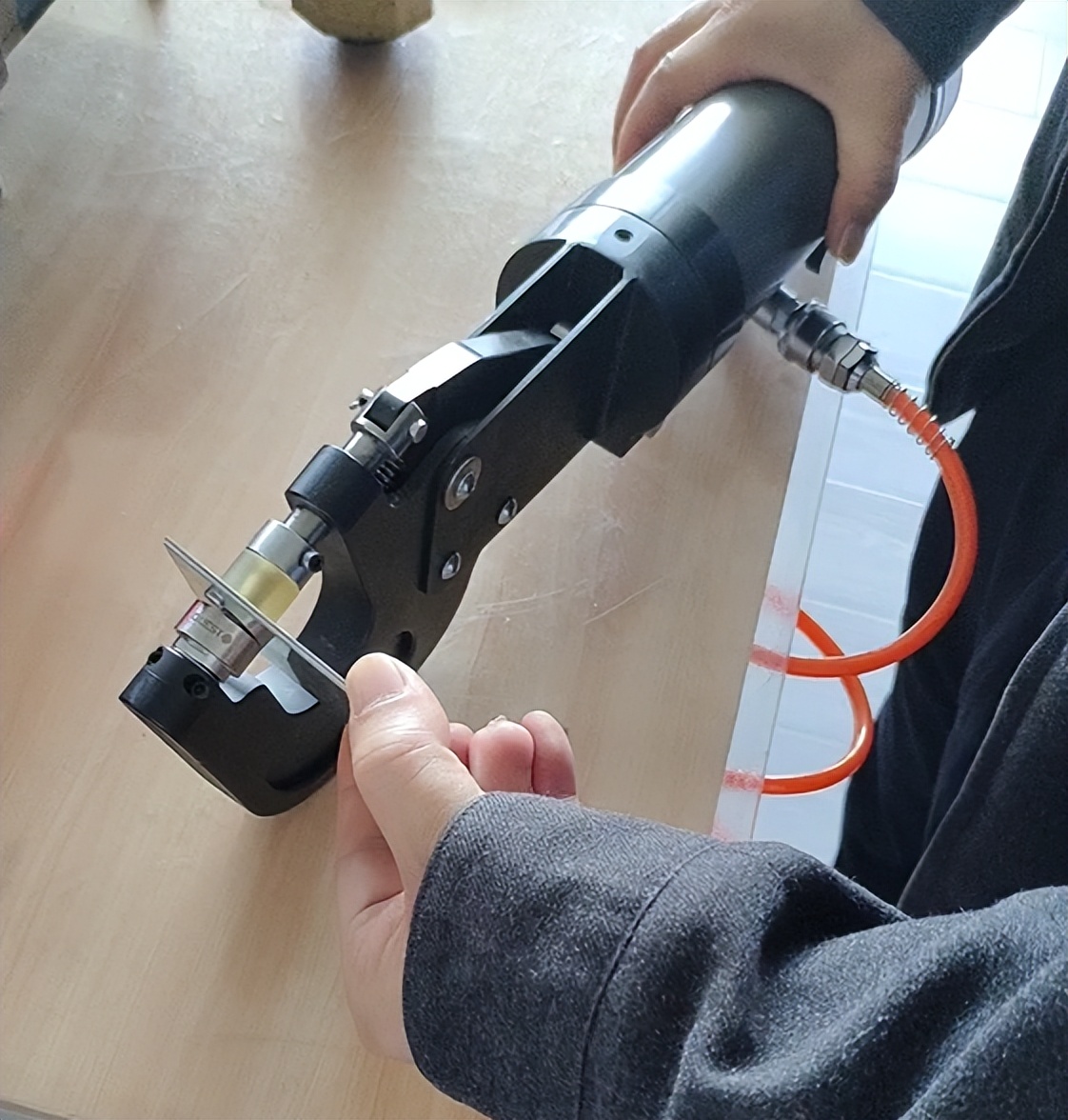 工业制造铆接设备_专业铆工工具_多功能铆接设备应用