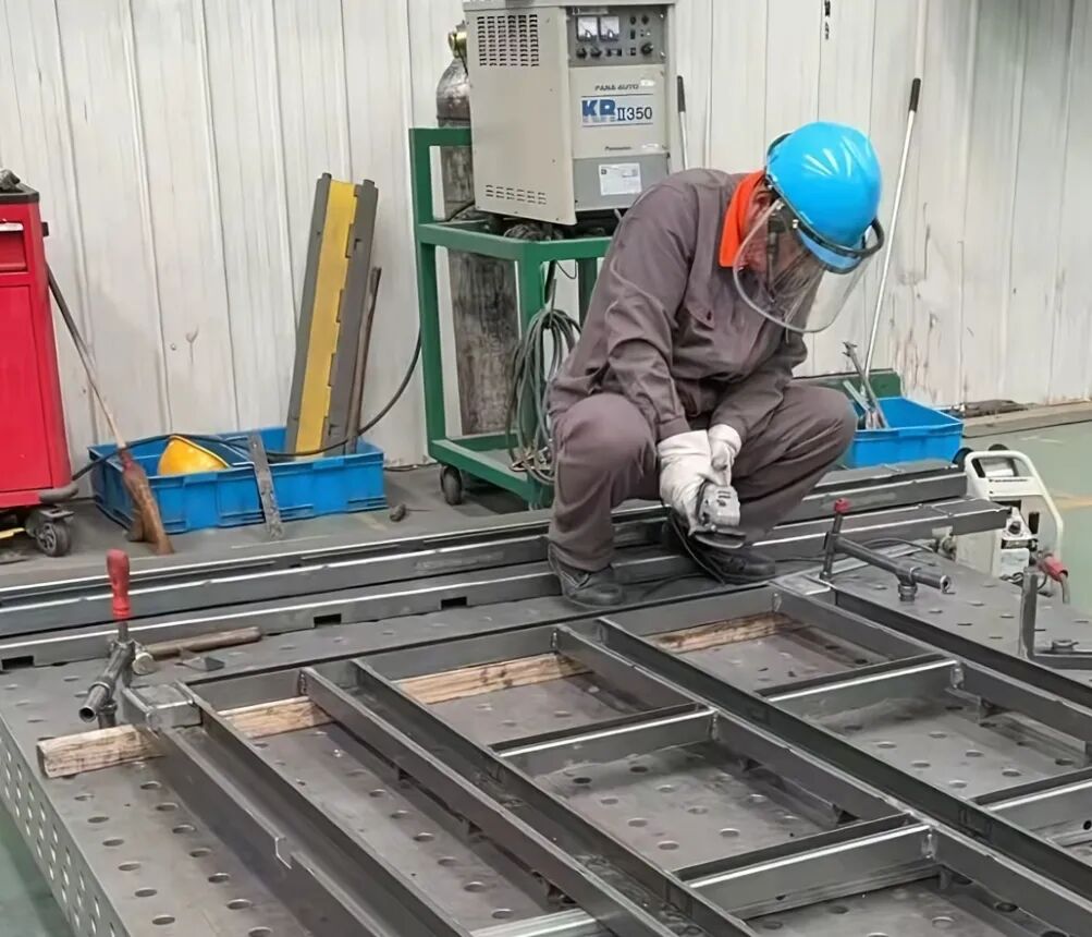 铆工要使用的工具有_装配工_铆工